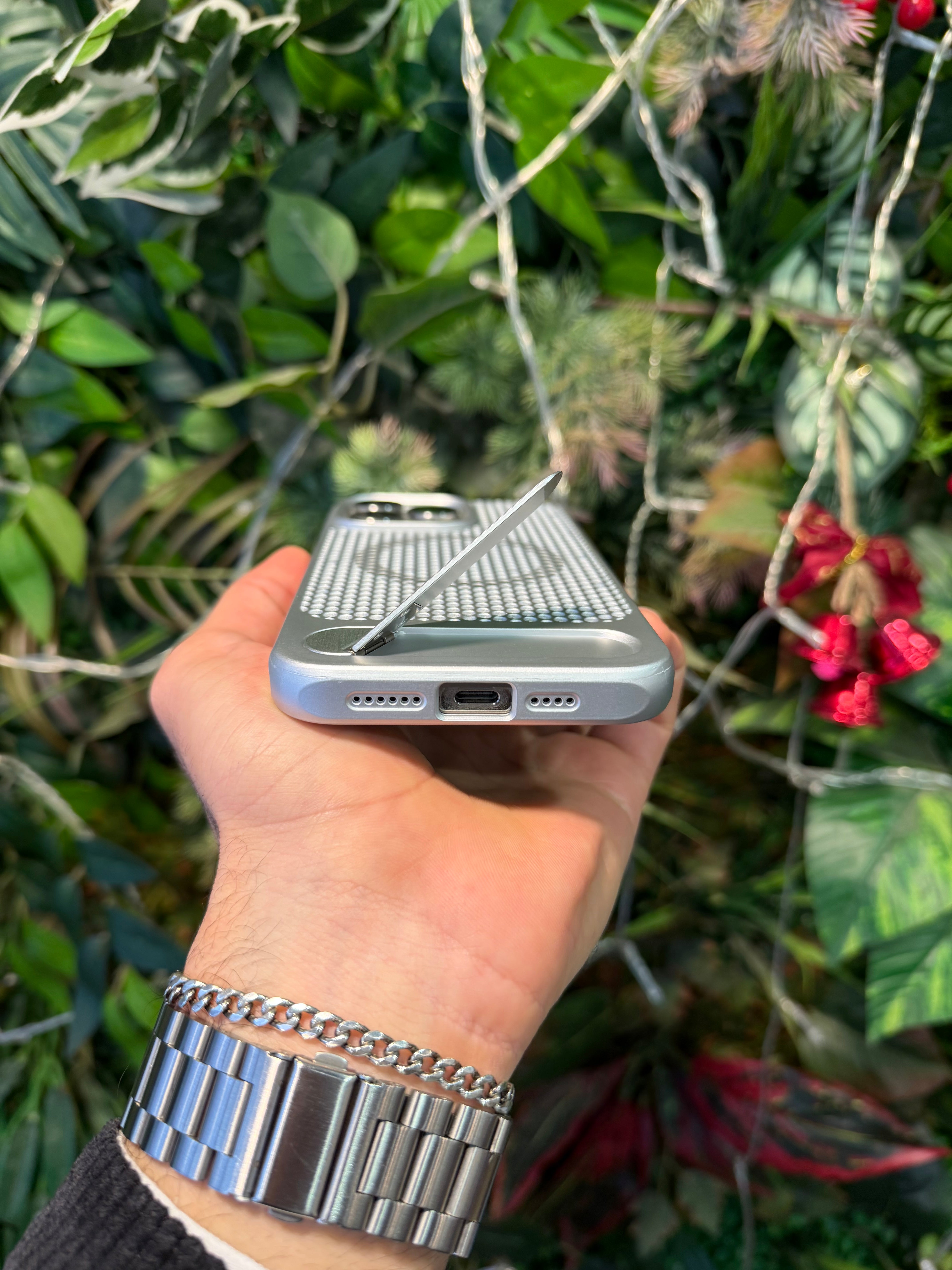 Magsafe Metalik Kılıf Delikli Stantlı